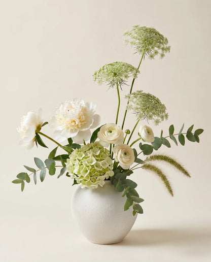 Vase céramique effet pierre avec bouquet blanc et vert artificiel