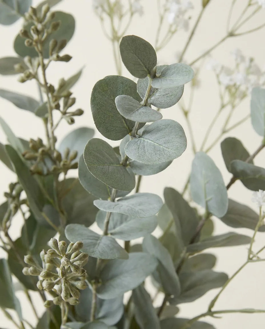 Gros plan sur l'eucalyptus artificiel du bouquet Eucalyptus & Gypsophile