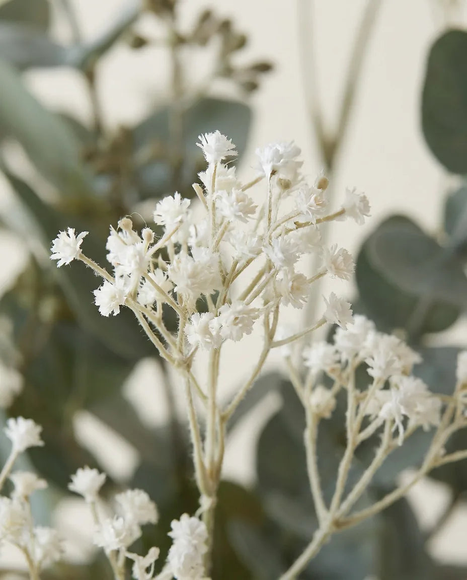 Gros plan sur la gypsophile artificielle du bouquet Eucalyptus & Gypsophile