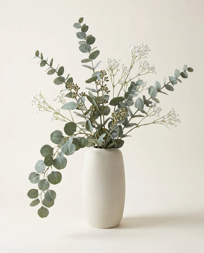 Bouquet artificiel d'eucalyptus et gypsophile vert et blanc en gros plan