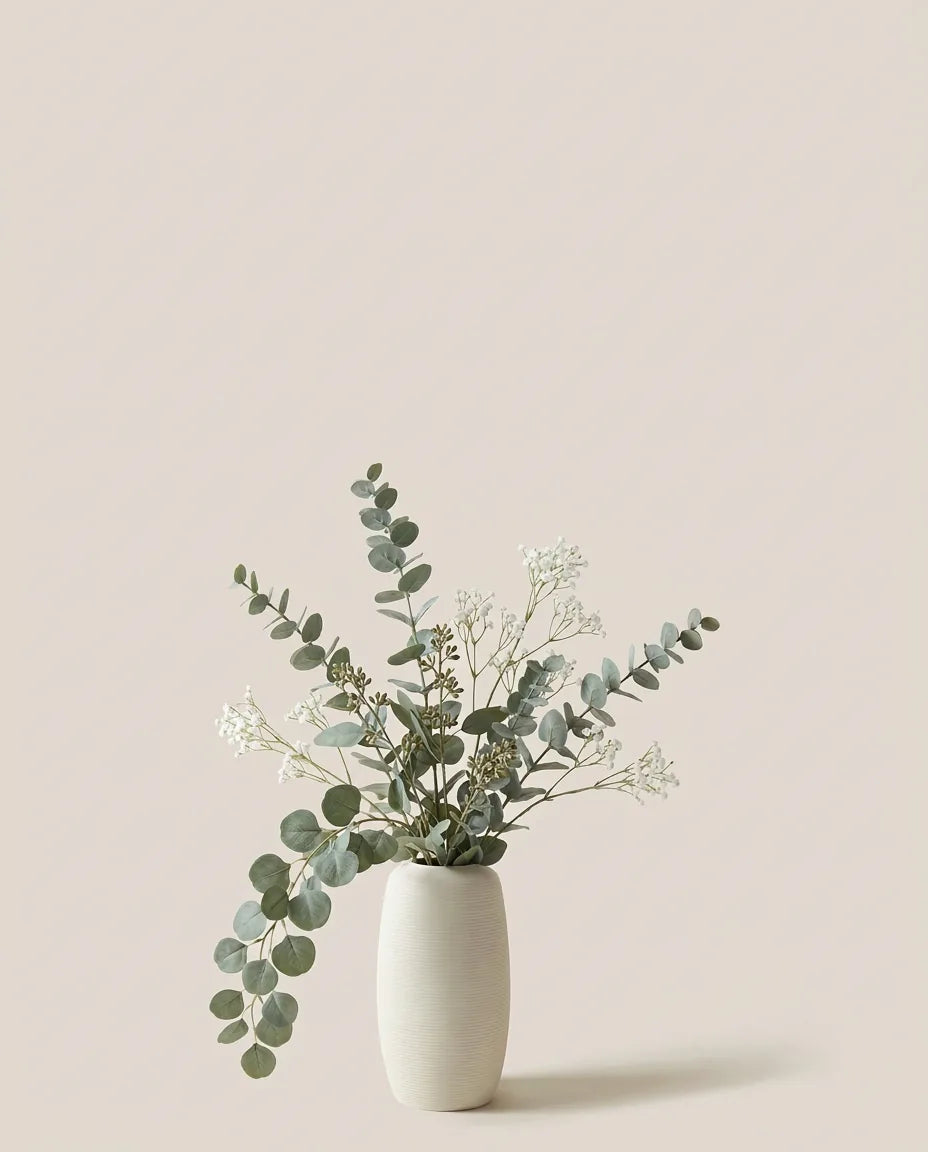 Bouquet artificiel d'eucalyptus et gypsophile vert et blanc dans un vase en céramique