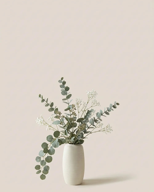Bouquet artificiel d'eucalyptus et gypsophile vert et blanc dans un vase en céramique