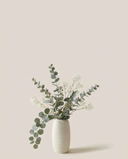 Bouquet artificiel d'eucalyptus et gypsophile vert et blanc dans un vase en céramique