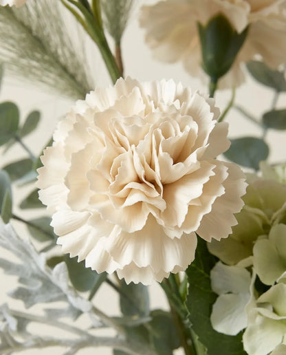 Gros plan sur les œillets artificiels du bouquet Vert Sauge