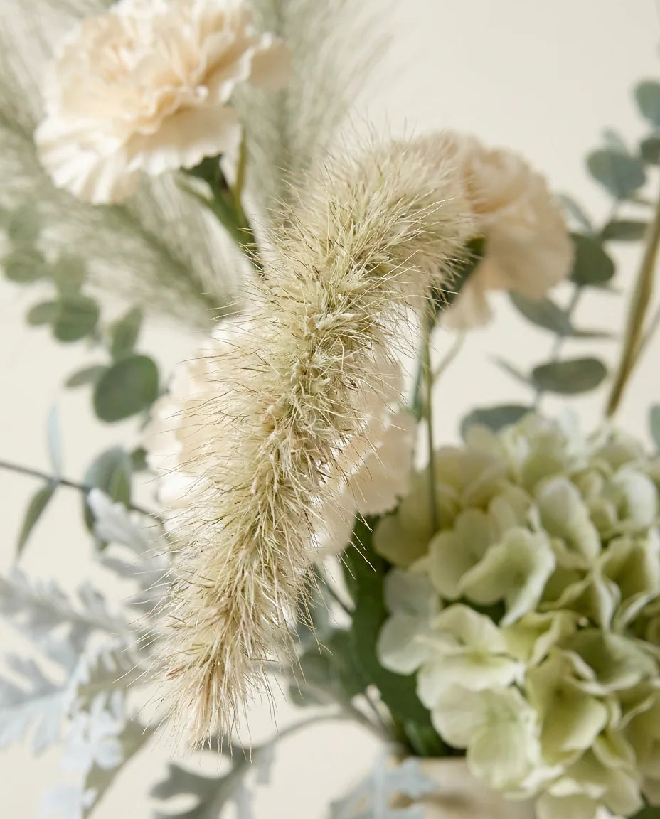 Gros plan sur les pennisetums artificiels du bouquet Vert Sauge