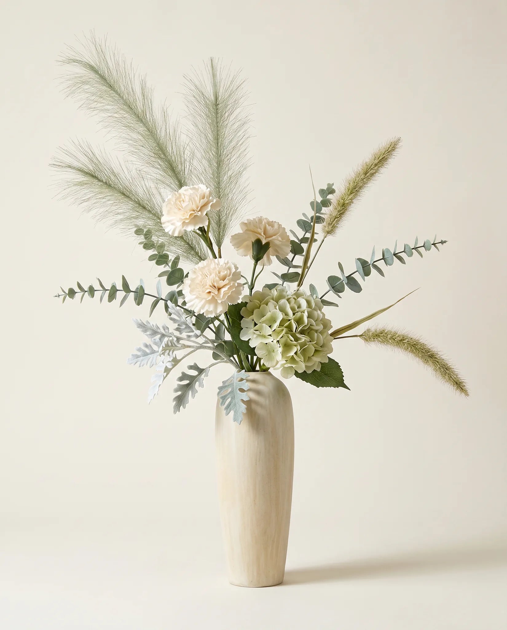 Bouquet artificiel d'hortensias, œillets et pennisetum vert et blanc en gros plan