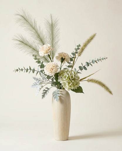 Bouquet artificiel d'hortensias, œillets et pennisetum vert et blanc en gros plan