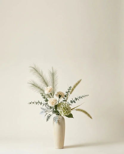 Bouquet artificiel d'hortensias, œillets et pennisetum vert et blanc dans un vase en céramique