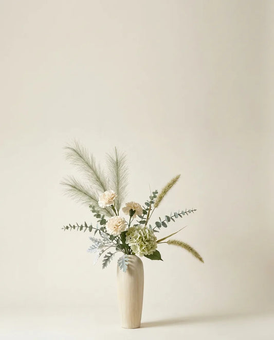 Bouquet artificiel d'hortensias, œillets et pennisetum vert et blanc dans un vase en céramique