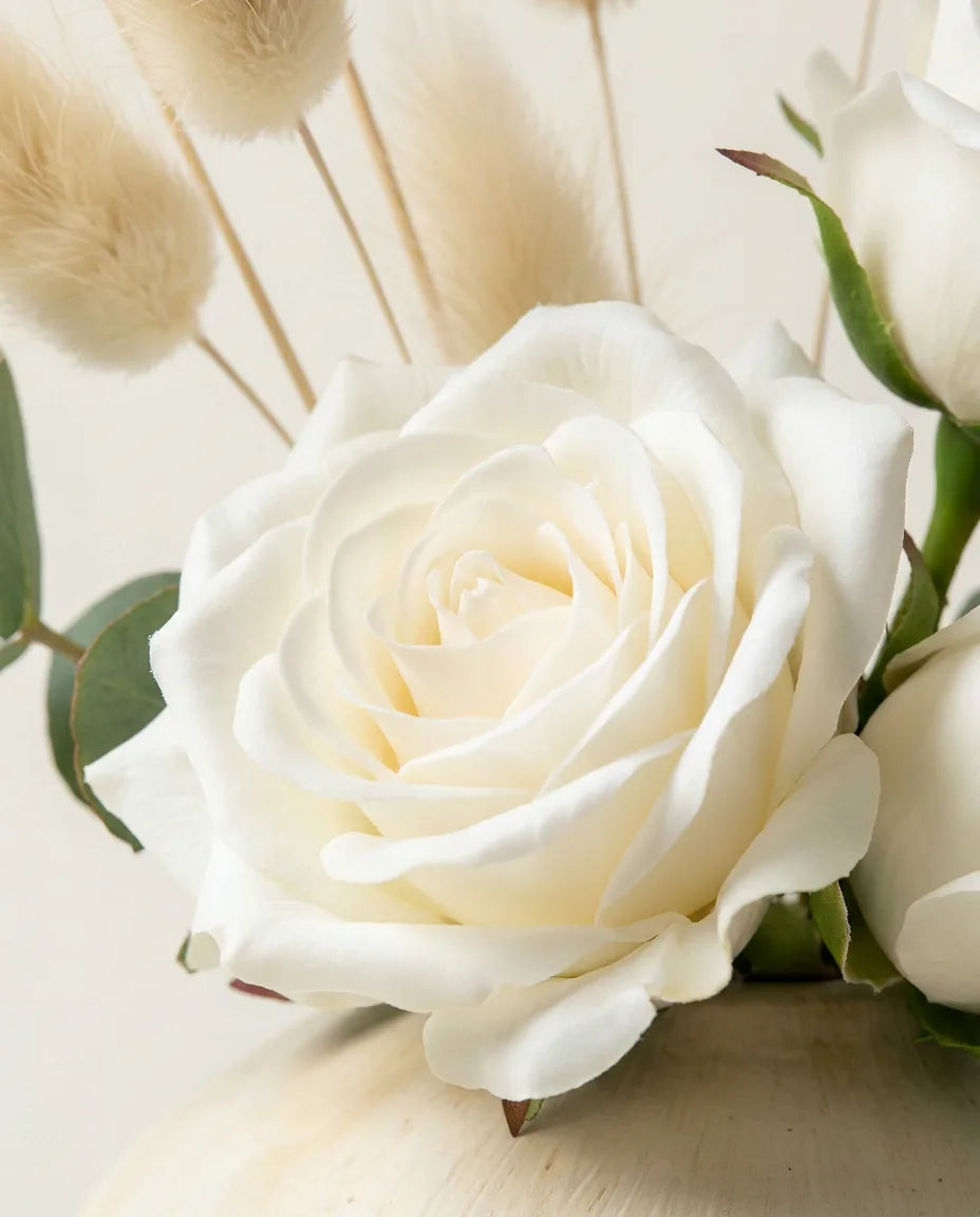 Gros plan sur les roses artificielles du bouquet Blanc Pur Mini