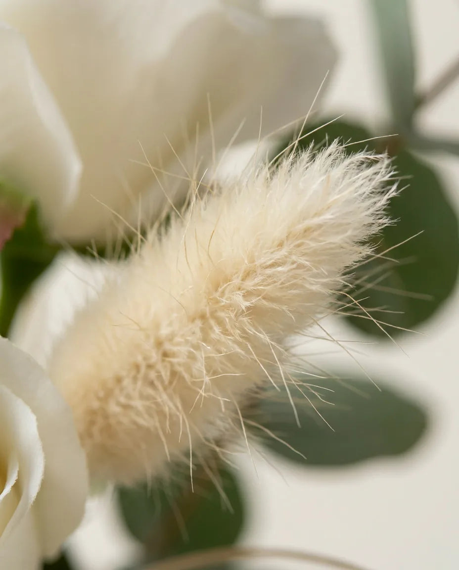 Gros plan sur les lagurus artificiels du bouquet Blanc Pur Mini