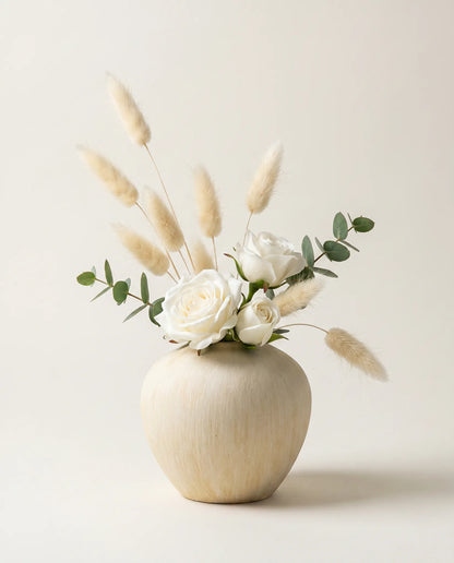 Vase céramique crème cannelé avec bouquet blanc et vert artificiel