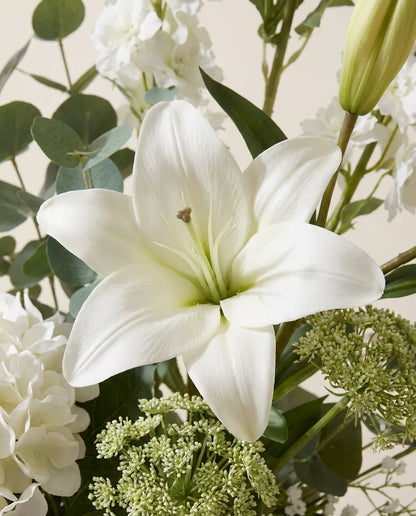 Gros plan sur les lys artificiels du bouquet Cascade Blanche XL