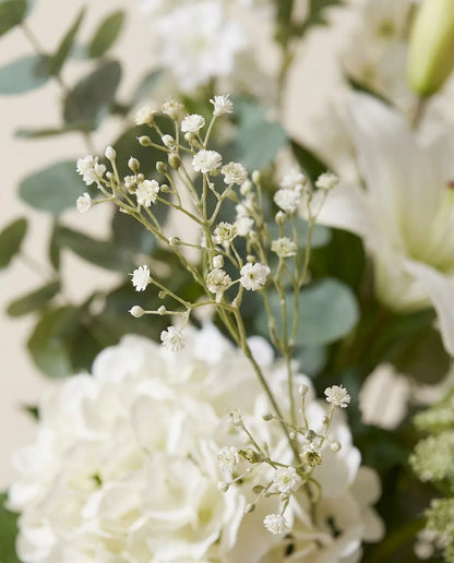 Gros plan sur la gypsophile artificielle du bouquet Cascade Blanche XL