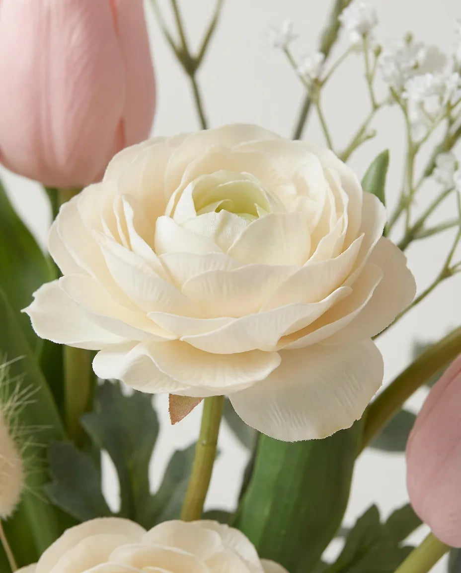Gros plan sur les renoncules artificielles du bouquet Printemps à Paris