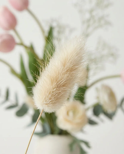 Gros plan sur les lagurus artificiels du bouquet Printemps à Paris