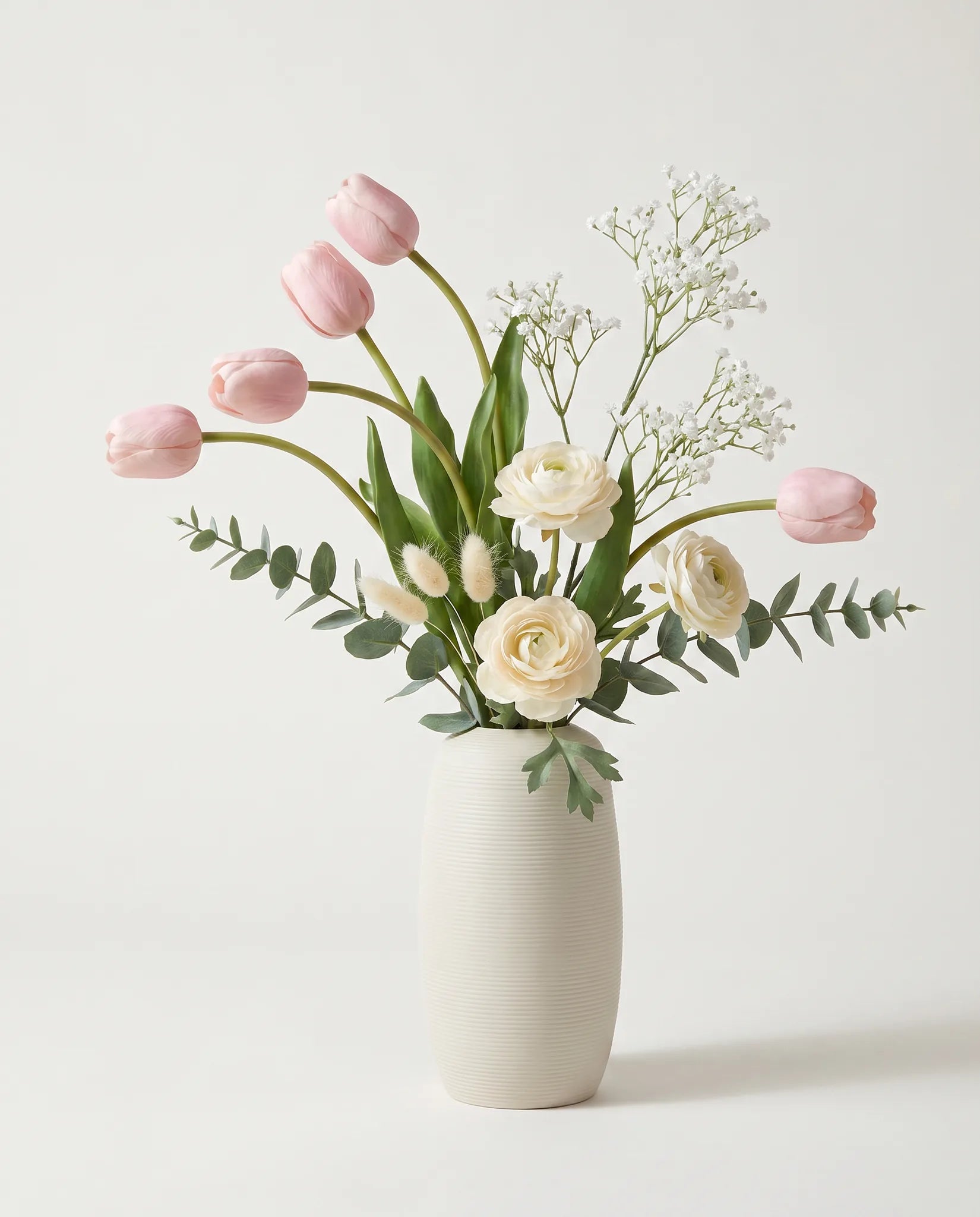 Bouquet artificiel de tulipes, renoncules et lagurus rose et blanc en gros plan