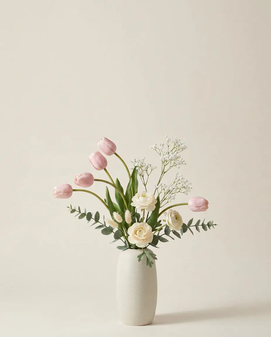 Bouquet artificiel de tulipes, renoncules et lagurus rose et blanc dans un vase en céramique