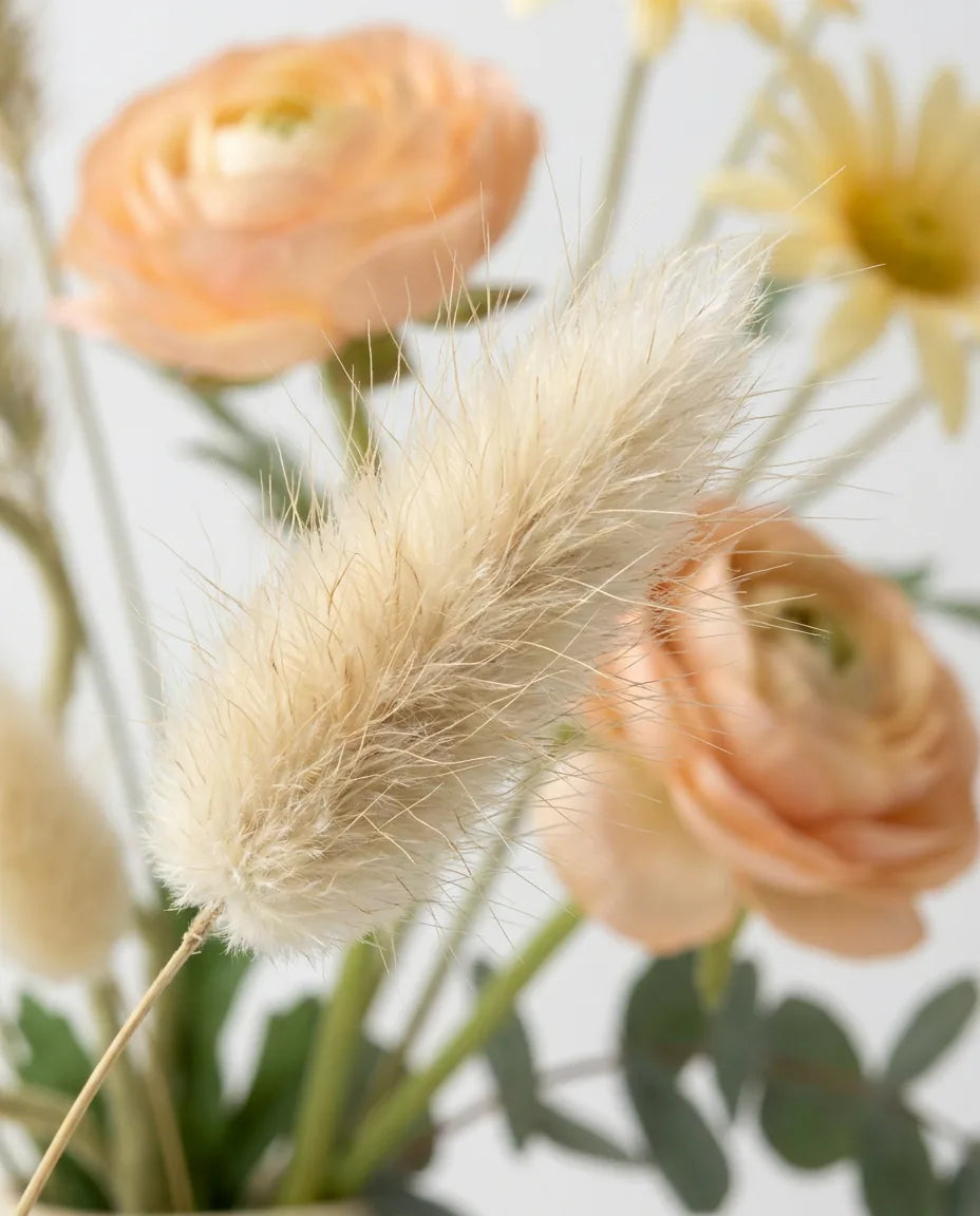 Gros plan sur les lagurus artificiels du bouquet Réveil du Jardin