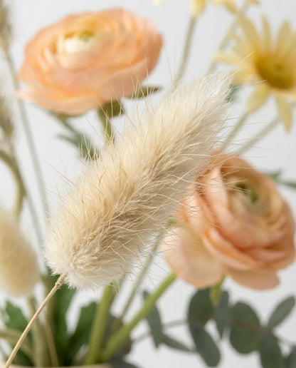 Gros plan sur les lagurus artificiels du bouquet Réveil du Jardin