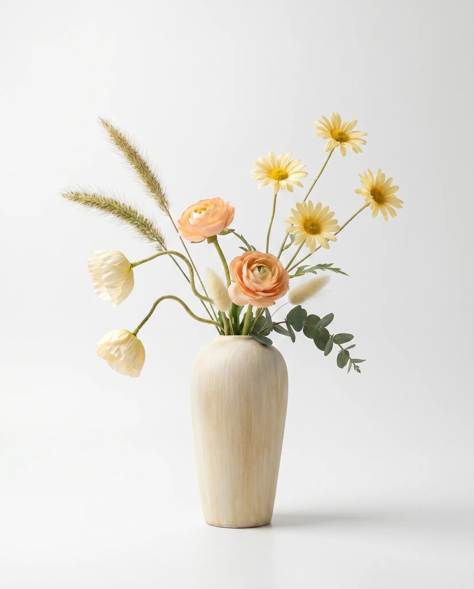 Bouquet artificiel de pavot d'Islande, marguerites et renoncules blanc et jaune en gros plan