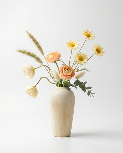 Bouquet artificiel de pavot d'Islande, marguerites et renoncules blanc et jaune en gros plan