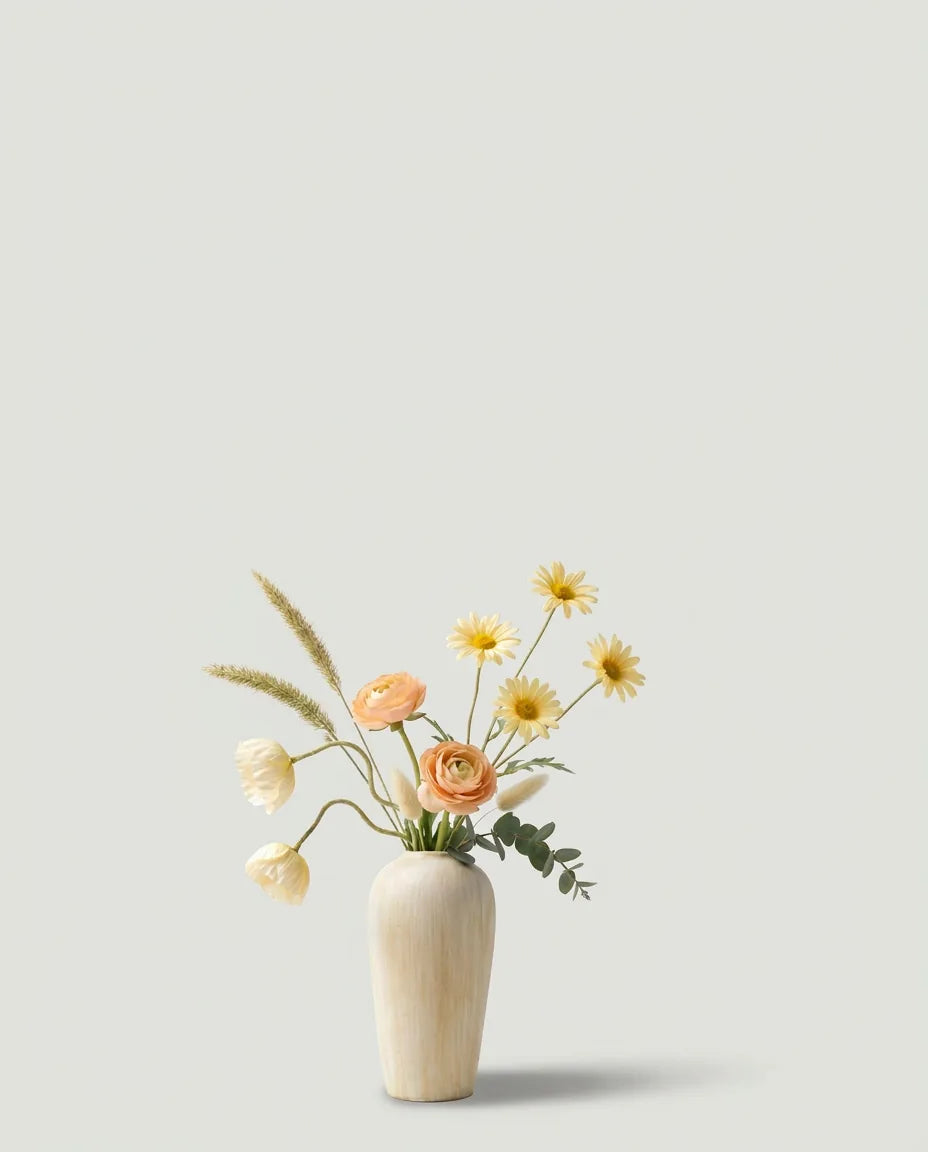 Bouquet artificiel de pavot d'Islande, marguerites et renoncules blanc et jaune dans un vase en céramique