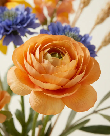 Gros plan sur les renoncules artificielles du bouquet Midi d'Été