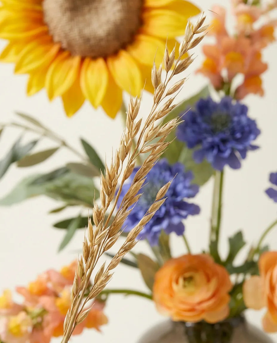 Gros plan sur le blé artificiel du bouquet Midi d'Été, texture real-touch
