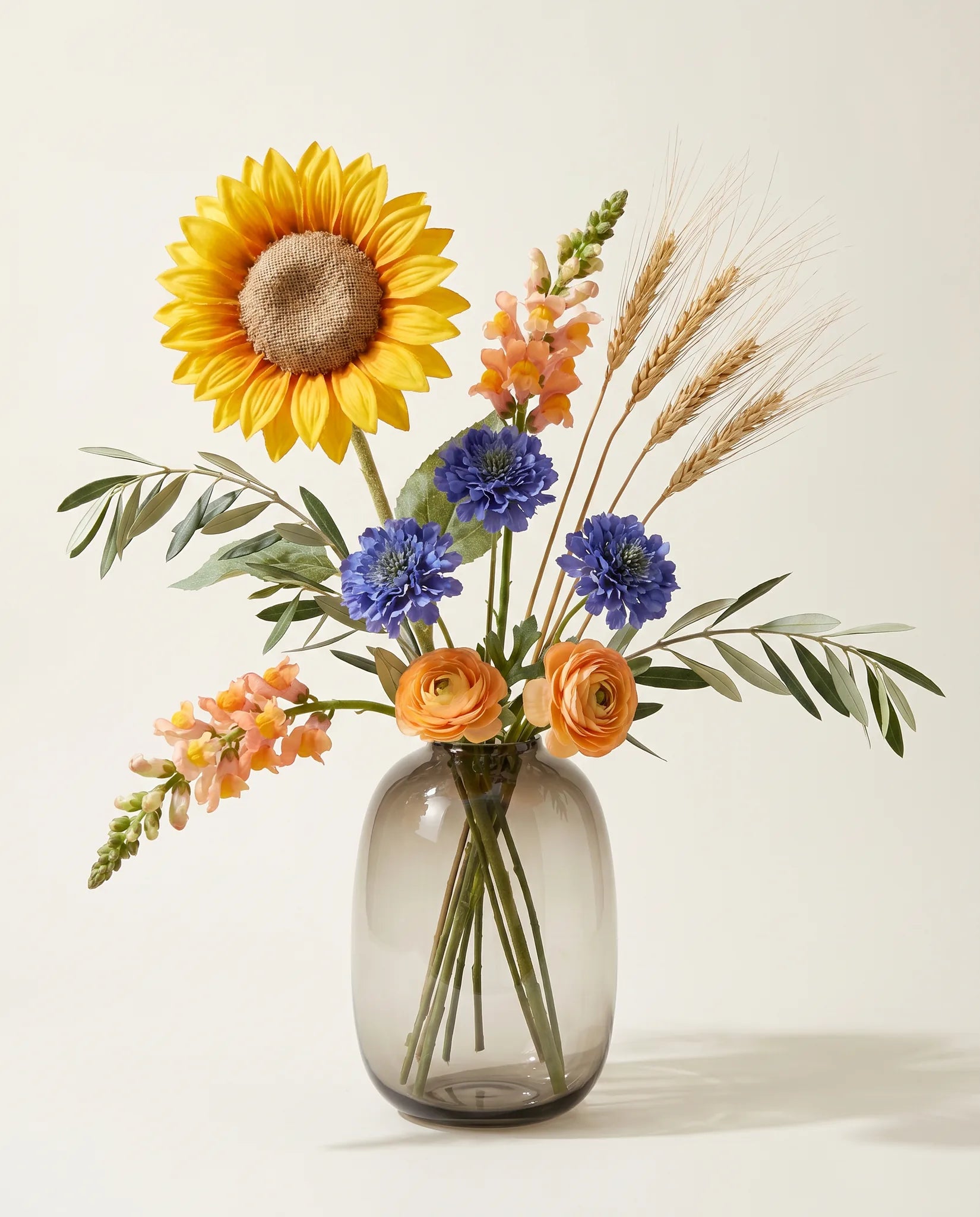 Bouquet artificiel de tournesols, scabiosa et mufliers jaune et bleu en gros plan