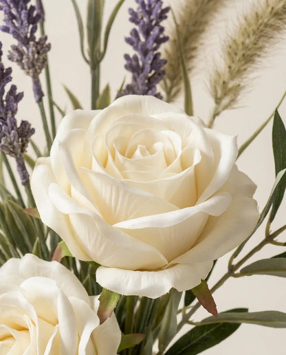 Gros plan sur les roses artificielles du bouquet Lavande d'Août