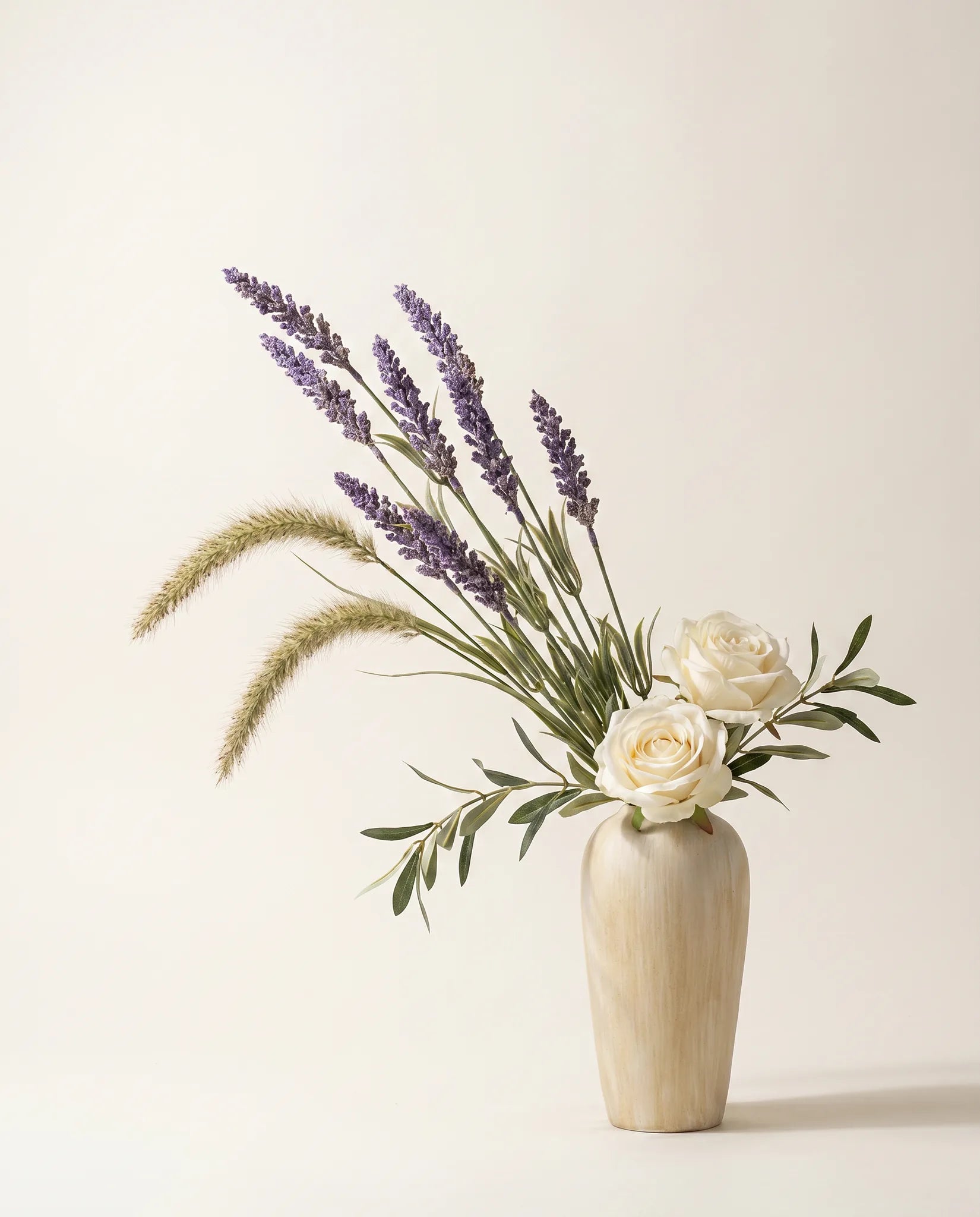 Bouquet artificiel de roses, lavande et pennisetum violet et blanc en gros plan