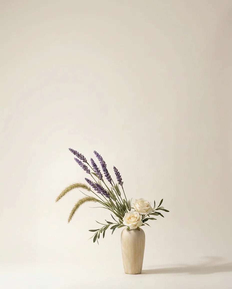 Bouquet artificiel de roses, lavande et pennisetum violet et blanc dans un vase en céramique