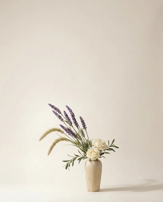 Bouquet artificiel de roses, lavande et pennisetum violet et blanc dans un vase en céramique