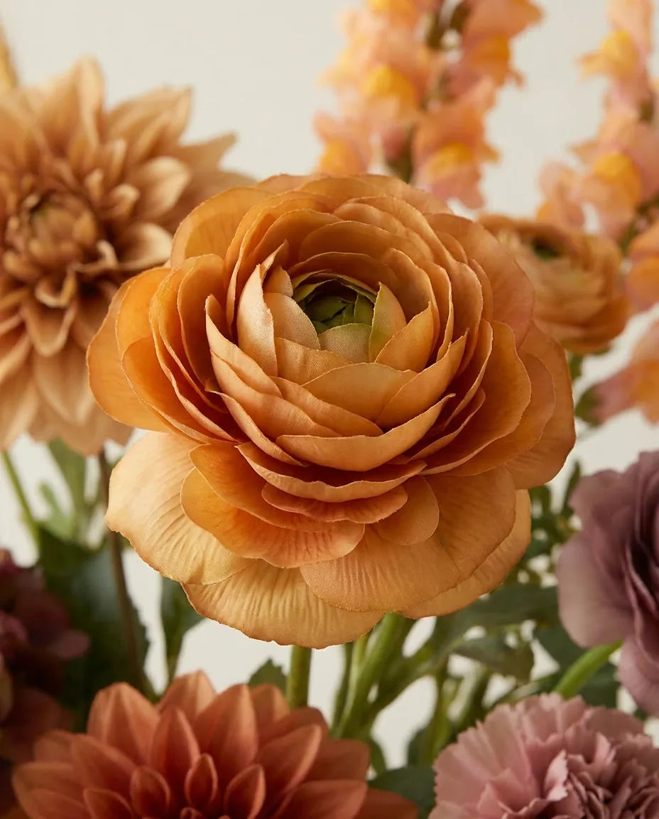 Gros plan sur les renoncules artificielles du bouquet Automne Doré