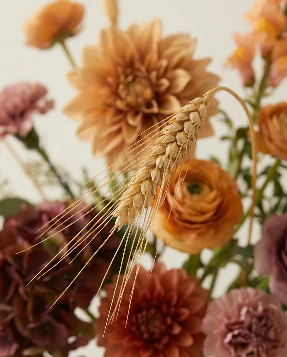 Gros plan sur le blé artificiel du bouquet Automne Doré