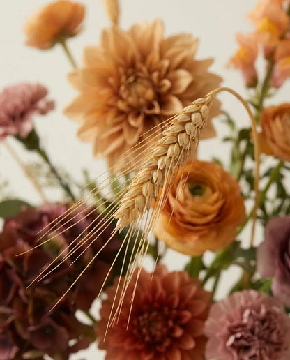 Gros plan sur le blé artificiel du bouquet Automne Doré