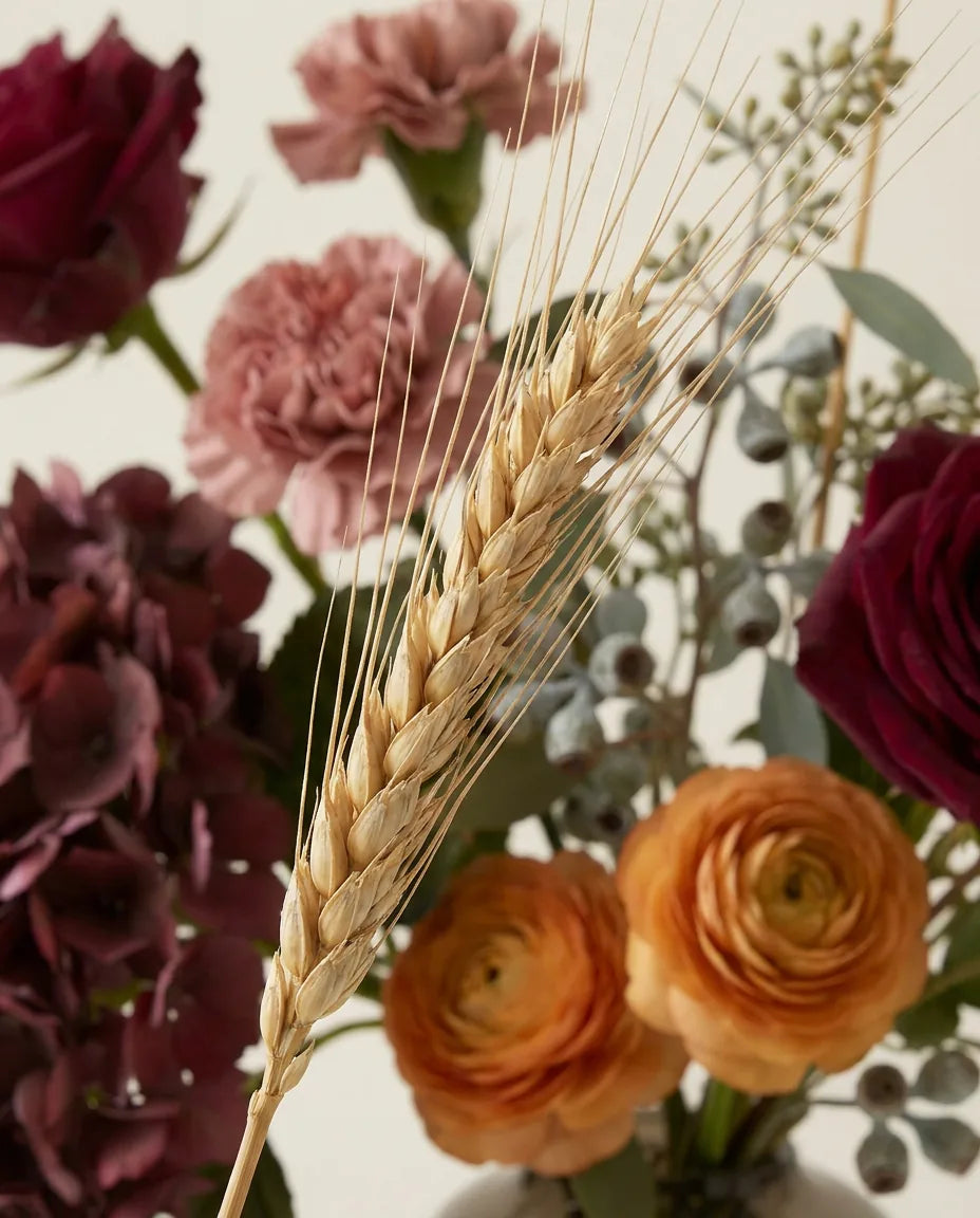 Gros plan sur le blé artificiel du bouquet Vendanges, texture real-touch