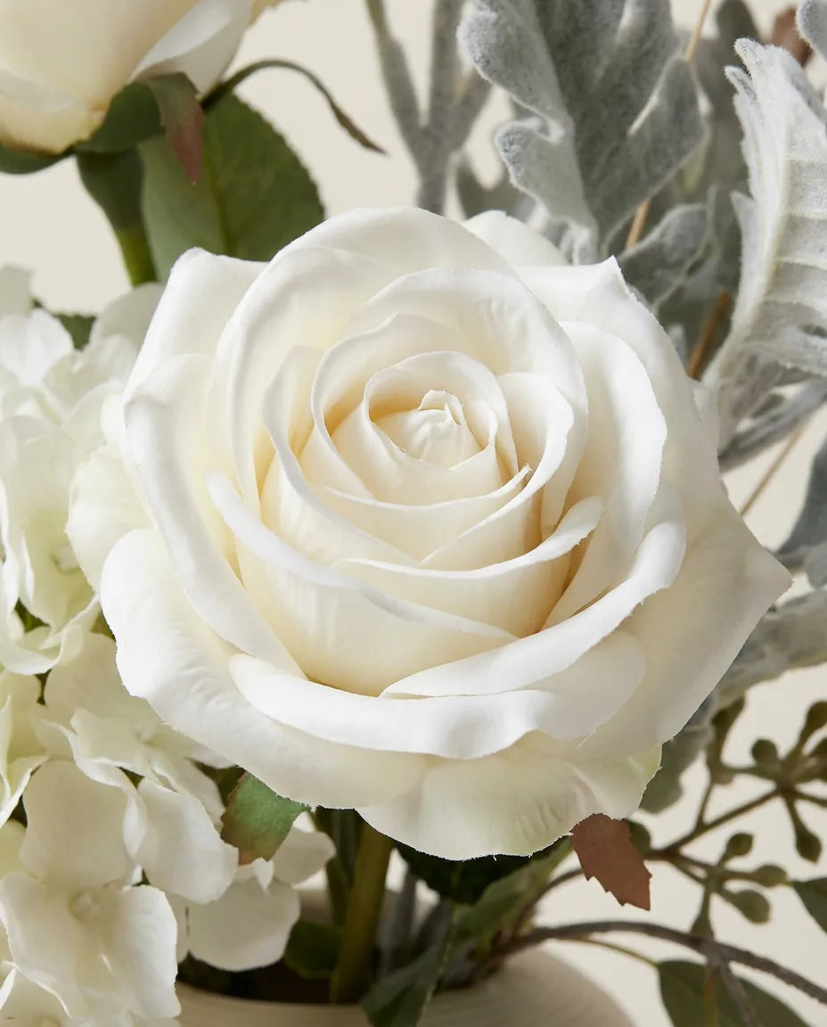 Gros plan sur les roses artificielles du bouquet Hiver Argenté