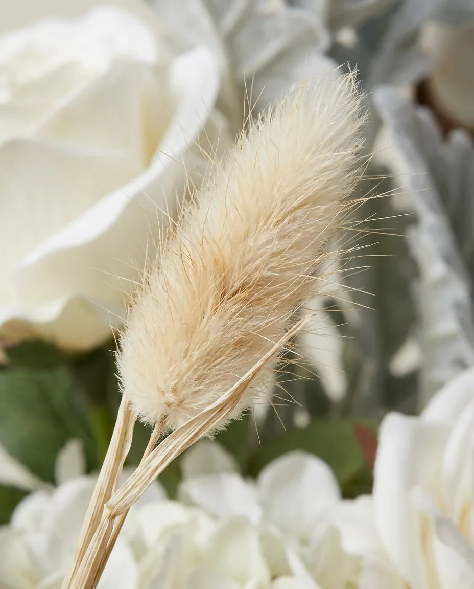 Gros plan sur les lagurus artificiels du bouquet Hiver Argenté