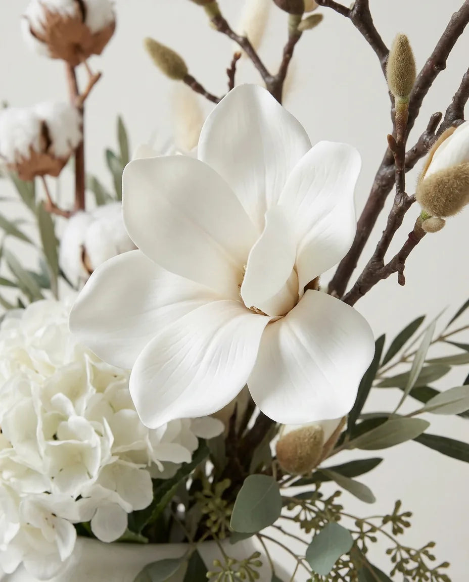 Gros plan sur les magnolias artificiels du bouquet Fête d'Hiver