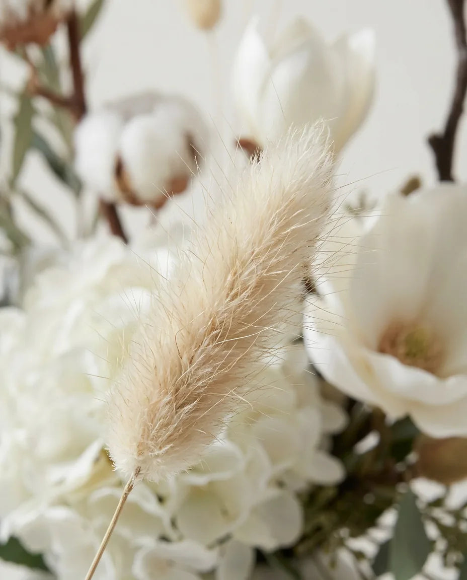 Gros plan sur les lagurus artificiels du bouquet Fête d'Hiver