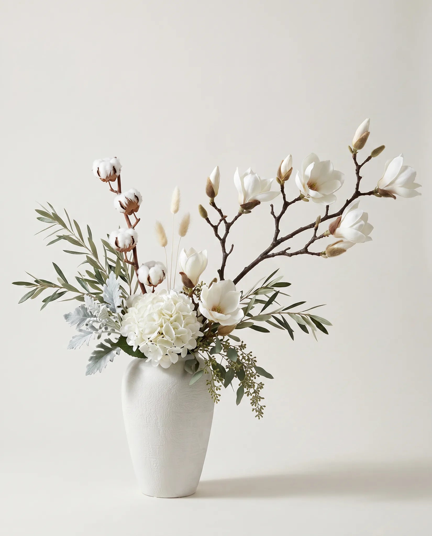 Bouquet artificiel de magnolias, hortensias et coton blanc et beige en gros plan