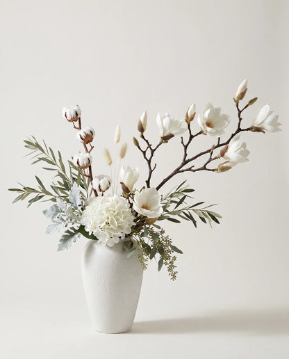 Bouquet artificiel de magnolias, hortensias et coton blanc et beige en gros plan