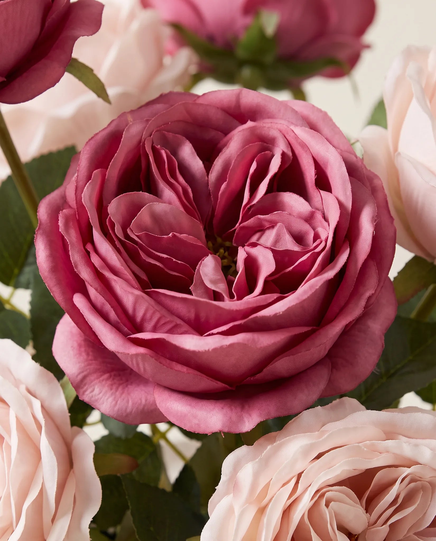 Gros plan sur les roses artificielles du bouquet Roseraie
