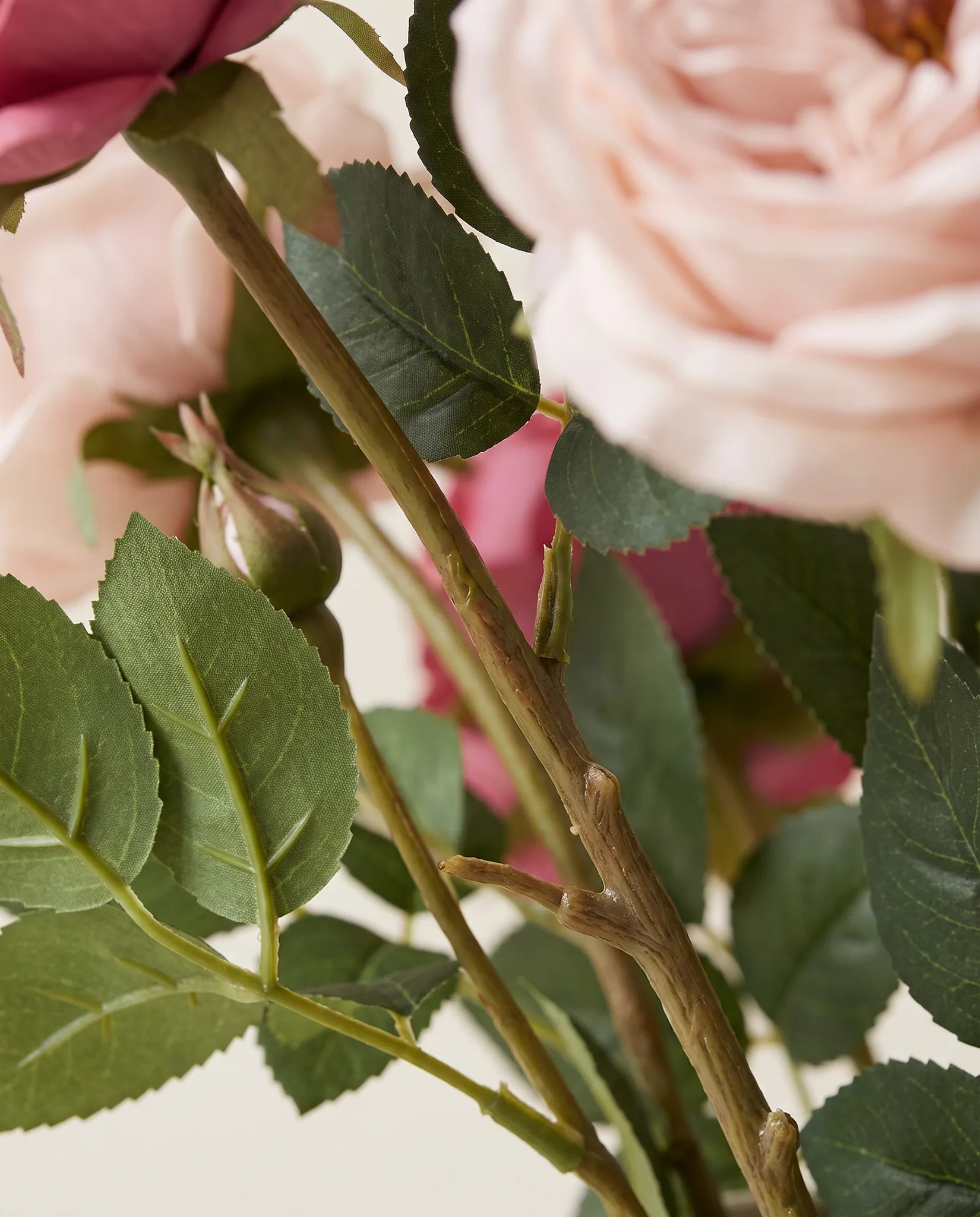 Détail des tiges et des feuilles du bouquet artificiel Roseraie