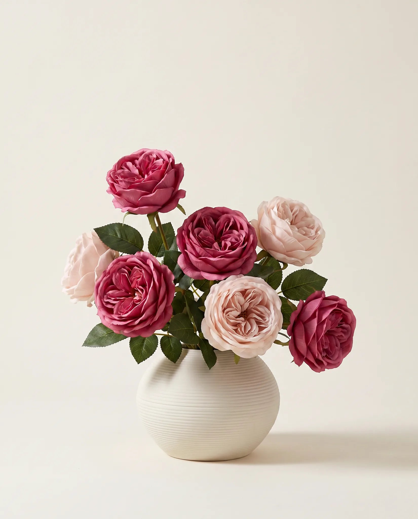 Bouquet artificiel de roses rose magenta et rose saumon en gros plan