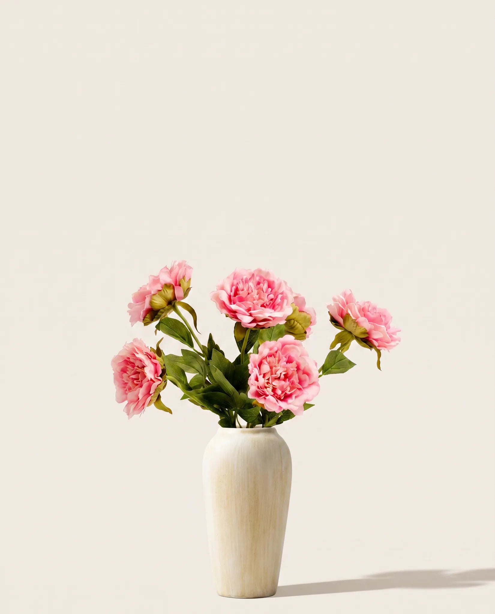 Bouquet artificiel de pivoines rose et vert en gros plan