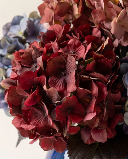 Gros plan sur les hortensias artificiels du bouquet Charme Ancien