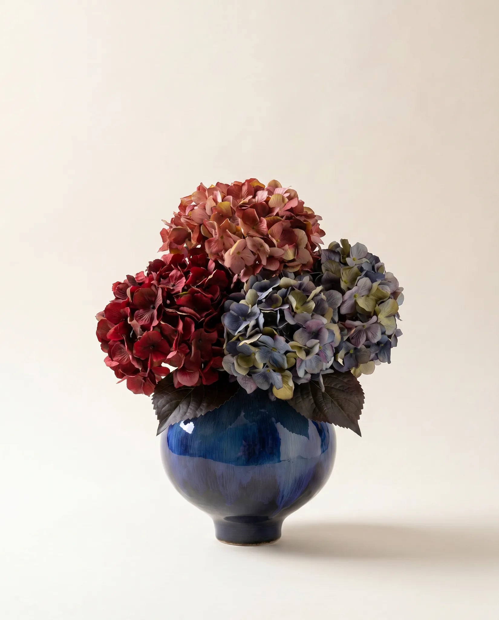 Bouquet artificiel d'hortensias rose et bleu en gros plan
